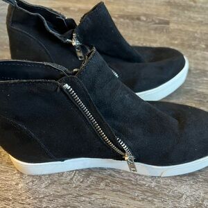 Stylish Black Women's Sneakers with Zipper